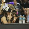 Camila Queiroz e Klebber Toledo trocam beijos no Camarote Nº1