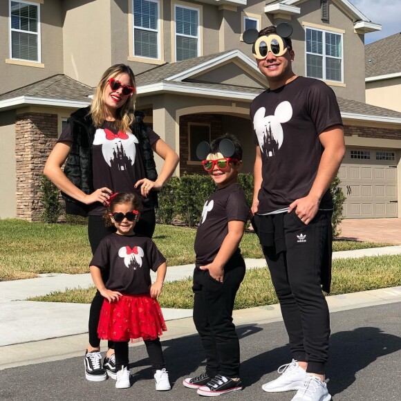 'Explodindo de felicidade', escreveu Wesley Safadão ao compartilhar foto com a família