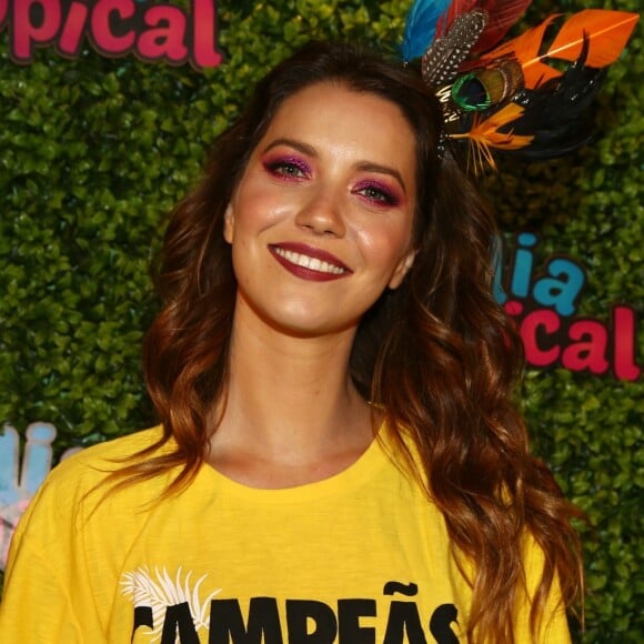 Nathalia Dill assume namoro durante Desfile das Campeãs no Rio, em 18 de fevereiro de 2018