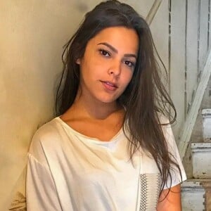 Emilly Araújo foi recebida com buquê de flores por Jô Amâncio ao desembarcar em Paris