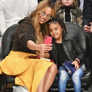 Beyoncé e Blue Ivy tiraram selfie durante o jogo de basquete