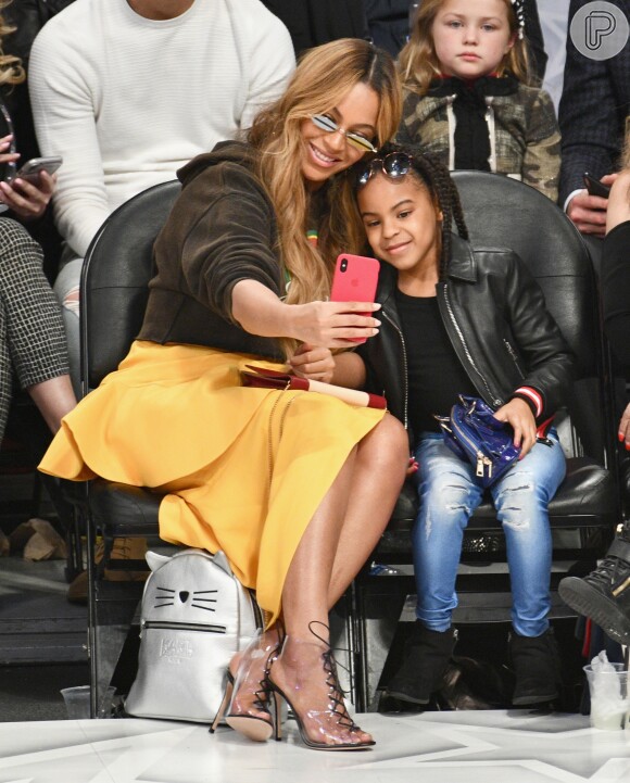 Beyoncé e Blue Ivy tiraram selfie durante o jogo de basquete