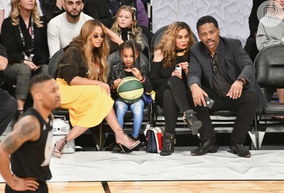 Beyoncé com a família no jogo de basquete da All-Star Game da NBA, no Staples Center, em Los Angeles