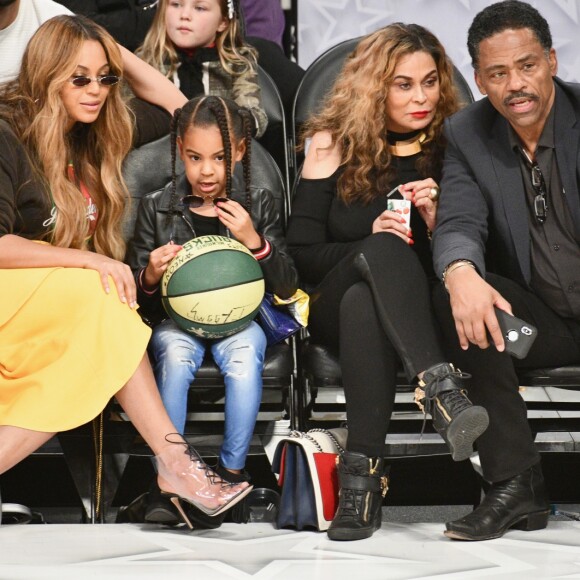 Beyoncé com a família no jogo de basquete da All-Star Game da NBA, no Staples Center, em Los Angeles