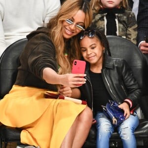 A bolsa de Blue Ivy, modelo Alma BB, possui o monograma da Louis Vuitton em verniz