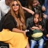Para o jogo, Beyoncé apostou em uma saia amarela da Jacquemus de R$ 2,1 mil
