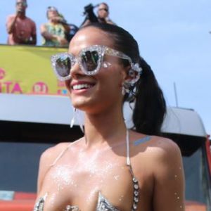 Look de Bruna Marquezine no Bloco da Favorita foi um dos assuntos mais comentados na mídia internacional