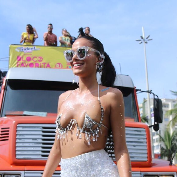 Look de Bruna Marquezine no Bloco da Favorita foi um dos assuntos mais comentados na mídia internacional