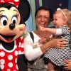 Melinda, filha de Thais Fersoza e Michel Teló, se encantou ao ver a Minnie durante viagem pela Disney