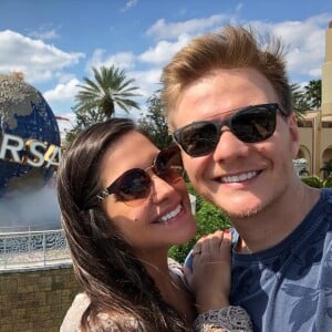 Michel Teló e Thais Fersoza estão curtindo férias na Disney, nos EUA