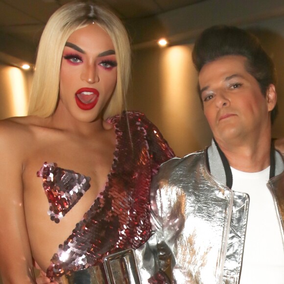 Pabllo Vittar posa com Marcelo Serrado e Marcela Fogaça nos bastidores do filme 'Crô em Família'