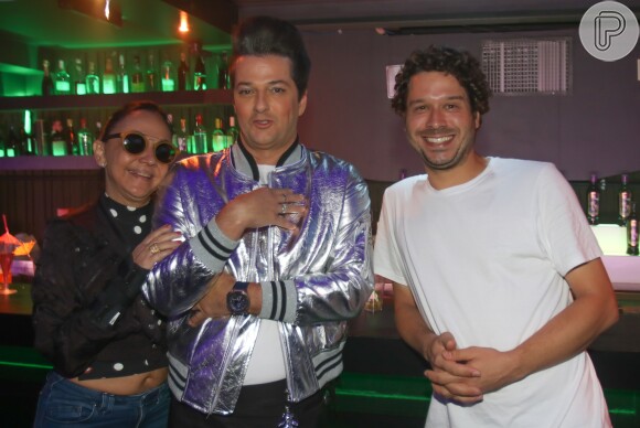 Marcelo Serrado posa com a diretora, Cininha de Paula, e Dante Bellute, diretor de fotografia do filme