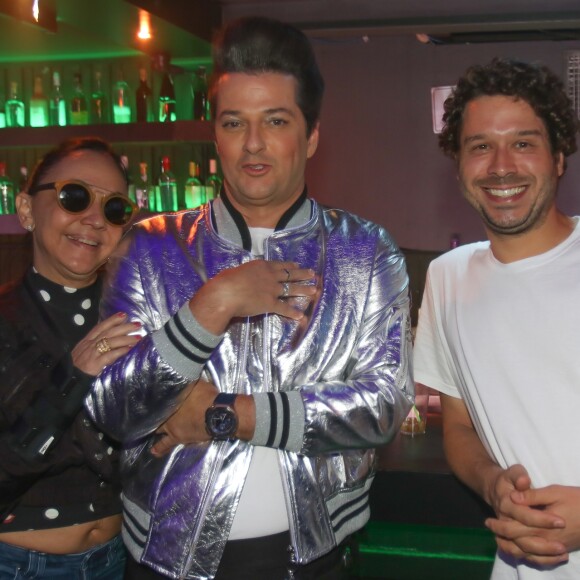 Marcelo Serrado posa com a diretora, Cininha de Paula, e Dante Bellute, diretor de fotografia do filme