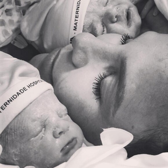 'Mando essa foto para matar a saudade e dizer que ficarei um pouquinho mais ausente das redes sociais em função da grande atenção que eles precisam nesse momento', disse Ivete Sangalo