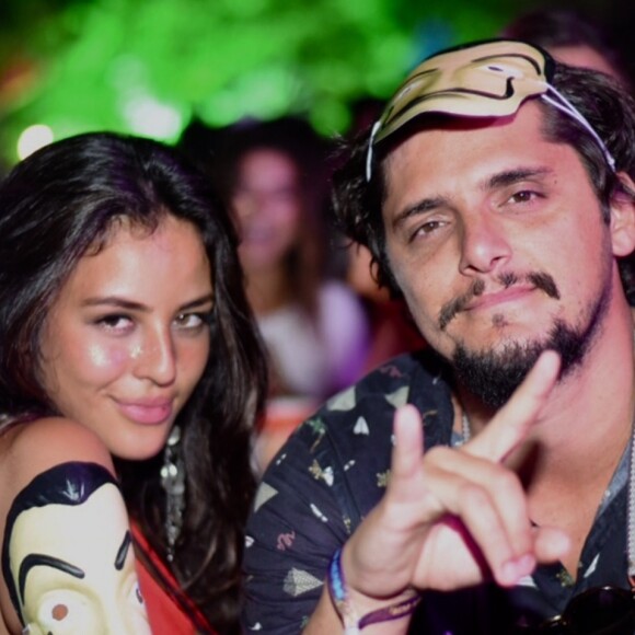 Yanna Lavigne e Bruno Gissoni curtiram show de Anitta no carnaval