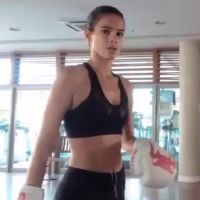 Bruna Marquezine retoma treino de muay thai após Carnaval: 'Gastando milkshake'