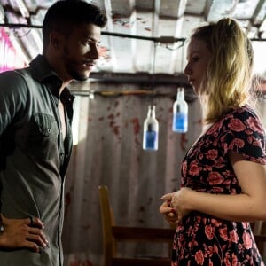 Diego (Arthur Aguiar) leva Karina (Malu Rodrigues) para o hospital quando a mulher entra em trabalho de parto e, junto de Nádia (Eliane Giardini), vê o nascimento do bebê, na novela 'O Outro Lado do Paraíso'