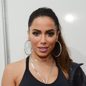 Anitta agitou as redes sociais ao postar uma foto usando uma bolsa da grife Dolce & Gabanna