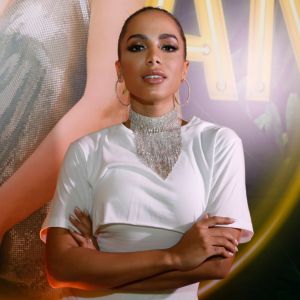 Anitta usou uma bolsa grifada em forma de aparelho de som avaliada em R$ 32 mil