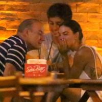 Isis Valverde se diverte com namorado, André Resende, e pai em bar do Rio. Fotos