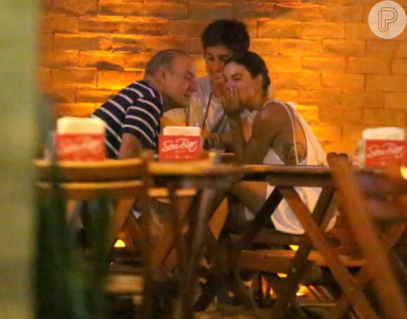 Isis Valverde curtiu com o namorado, André Resende, e o pai, Rubens Valverde, um bar da Barra da Tijuca, no Rio, na terça-feira, 20 de fevereiro de 2018