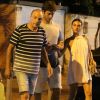 Isis Valverde foi fotografada deixando o bar com o namorado e o pai