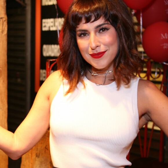Fernanda Paes Leme estava com cabelo castanho e franja curta