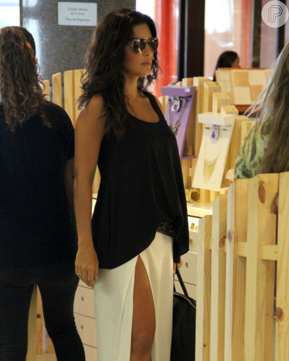 Nesta sexta-feira (1º), Juliana Paes deu um passeio pelo shopping