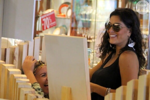 Juliana Paes aproveitou a sexta-feira livre para passear em um shopping na zona oeste do Rio