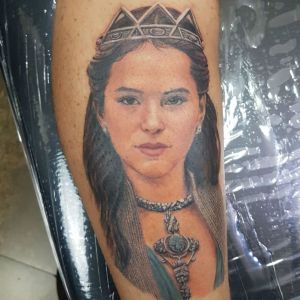 Fãs de Bruna Marquezine explicou por que tatuou o rosto da atriz caracterizada de Catarina, sua personagem em 'Deus Salve o Rei', nesta quarta-feira, 21 de fevereiro de 2018