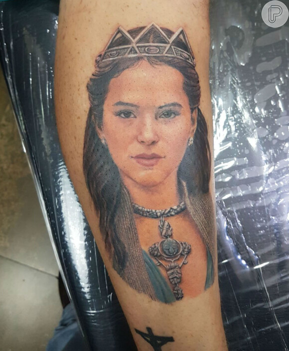 Fãs de Bruna Marquezine explicou por que tatuou o rosto da atriz caracterizada de Catarina, sua personagem em 'Deus Salve o Rei', nesta quarta-feira, 21 de fevereiro de 2018