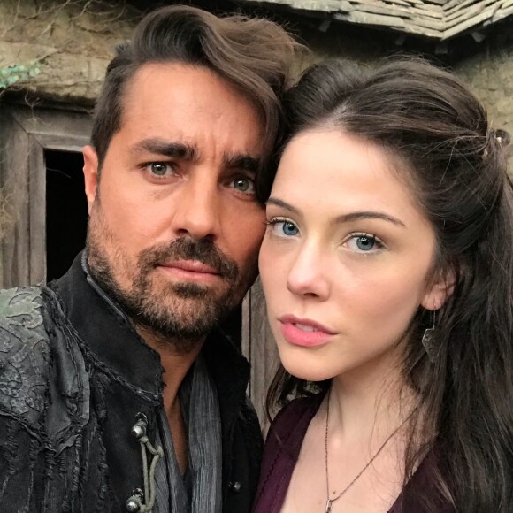 Na novela 'Deus Salve o Rei', Brice (Bia Arantes) falará para Virgílio (Ricardo Pereira) que a única maneira de Amália (Marina Ruy Barbosa) não se recorde de seu ex-marido é matando Afonso (Romulo Estrela)