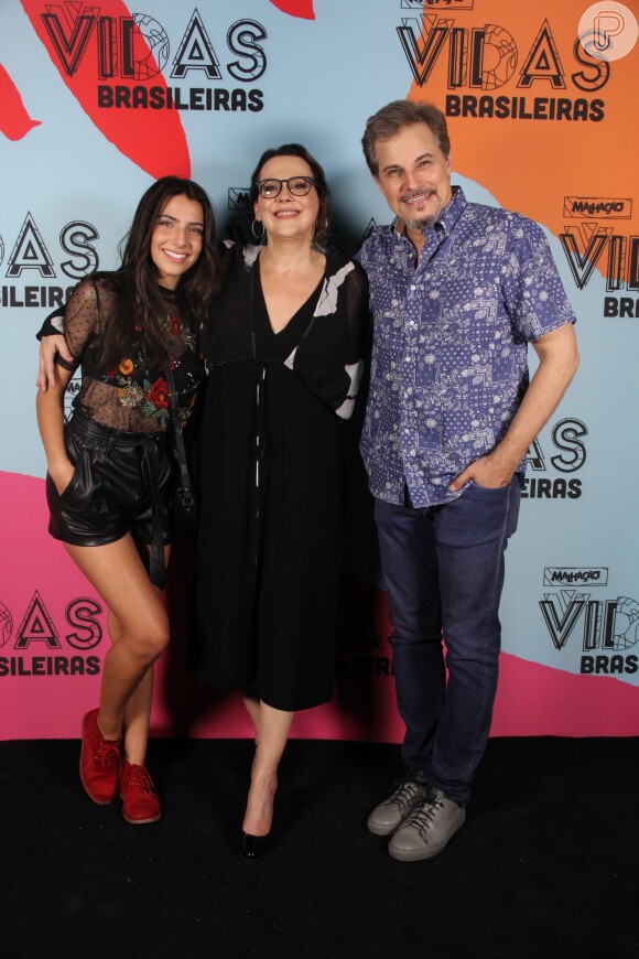 Edson Celulari ao lado de Ana Beatriz Nogueira e Rayssa Bratillieri, sua mulher e filha, na novela 'Malhação: Vidas Brasileiras', que estreia dia 7 de março de 2018