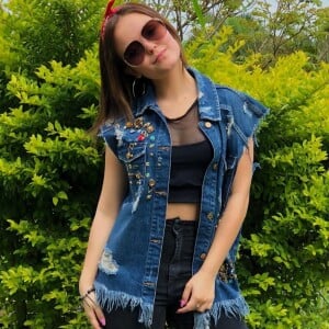 Larissa Manoela comemorou seu retorno às peças no Instagram: 'Que alegria anunciar a todos vocês, 10 anos depois, que estou de volta ao musical da minha vida'