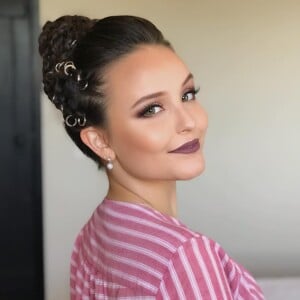 Larissa Manoela será Liesl, filha mais velha do Capitão Von Trapp (Gabriel Braga Nunes), e ele interpretará o personagem Friedrich