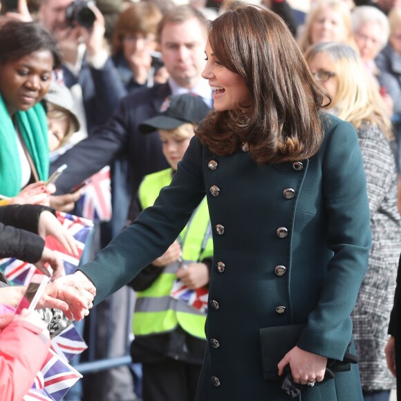 Katte Middleton usou um casaco da grife italiana Dolce & Gabbana que deixou sua barriguinha de grávida em evidência