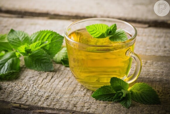 O chá de Erva-Cidreira melhora a qualidade do sono, combate os gases e retenção de líquidos
