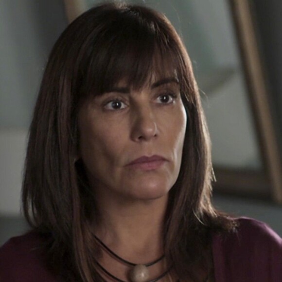 Beth (Gloria Pires) fica decepciona com Renan (Marcello Novaes), mas o procura em seu flat, na novela 'O Outro Lado do Paraíso'