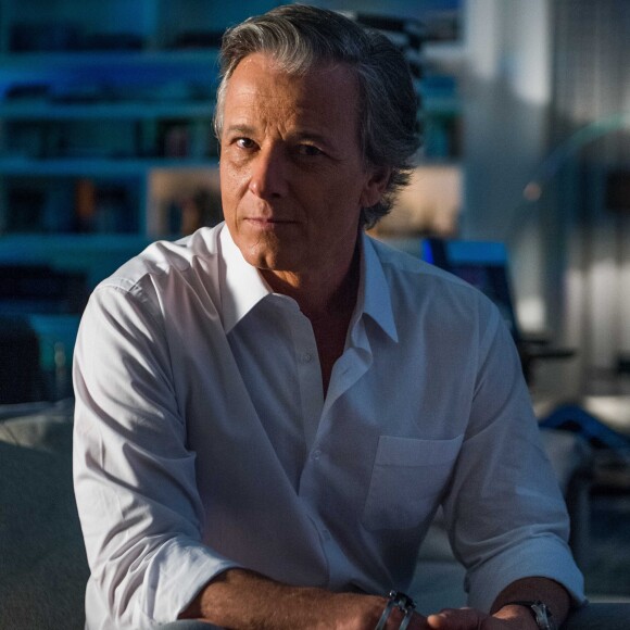 Renan (Marcello Novaes) percebe que Beth (Gloria Pires) está embreagada e fala sobre seu vício em bebidas, na novela 'O Outro Lado do Paraíso'