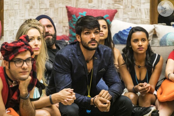 Lucas, do 'Big Brother Brasil 18', tem uma noiva, Ana Lúcia, fora do reality show
