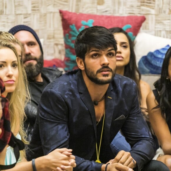 Lucas, do 'Big Brother Brasil 18', tem uma noiva, Ana Lúcia, fora do reality show
