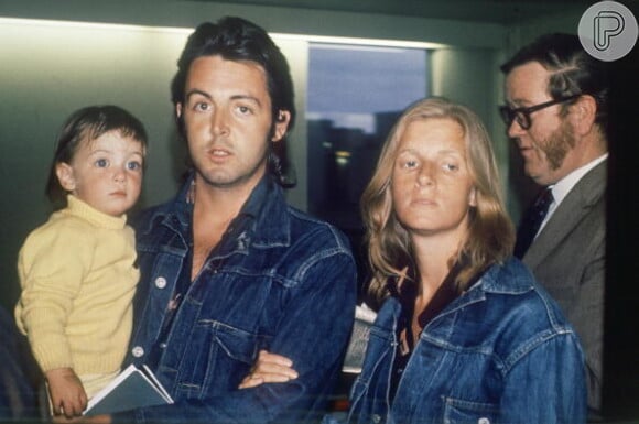 Paul McCartney com Linda e a filha Mary, ainda bebê