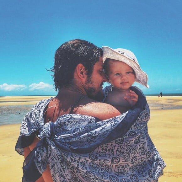 'Foto que exala amor', escreveu Bruno Gissoni sobre a foto dele com a filha, Madalena, e Yanna Lavigne