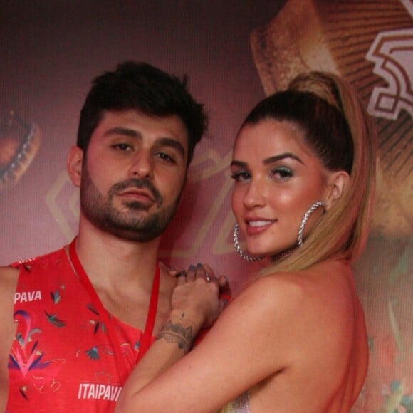 Ex-BBB Aline Gotschalg ousou no look ao ir com o namorado, Geraldo Souto, à camarote de cervejaria no carnaval