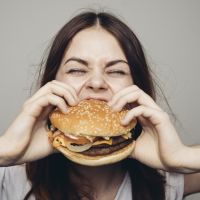Distúrbio alimentar: psicóloga explica transtorno que leva a comida aos extremos