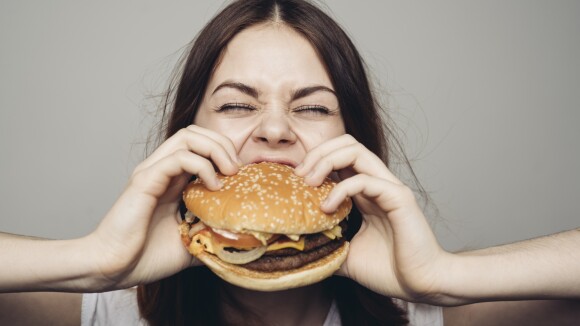 Distúrbio alimentar: psicóloga explica transtorno que leva a comida aos extremos