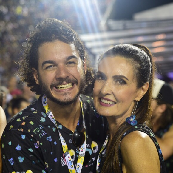 Fátima Bernardes apostou em cabelo liso para curtir Carnaval com o namorado, Túlio Gadêlha
