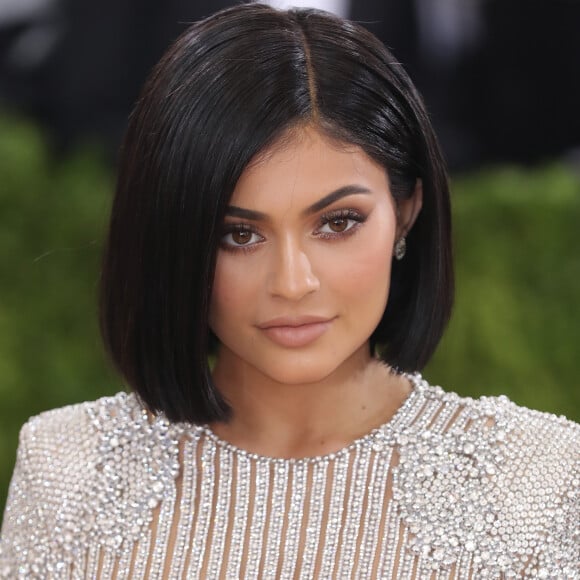 Kylie Jenner recentemente confirmou que estava grávida e anunciou o nascimento da primeira filha, Stormi