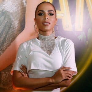 Anitta ganhou disco de platina em Miami por parceria com o cantor colombiano J Balvin