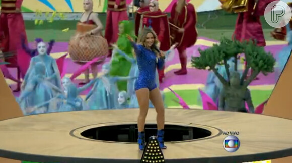Claudia Leitte canta com Jennifer Lopez e com o rapper Pitbull na abertura da Copa do Mundo